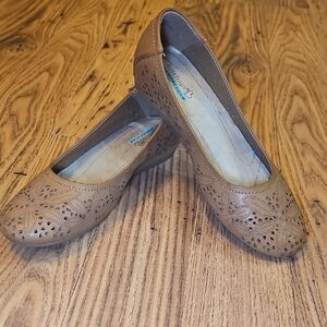 BareTraps Mariah Tan Laser-Cut Floral Ballet Flats Q19